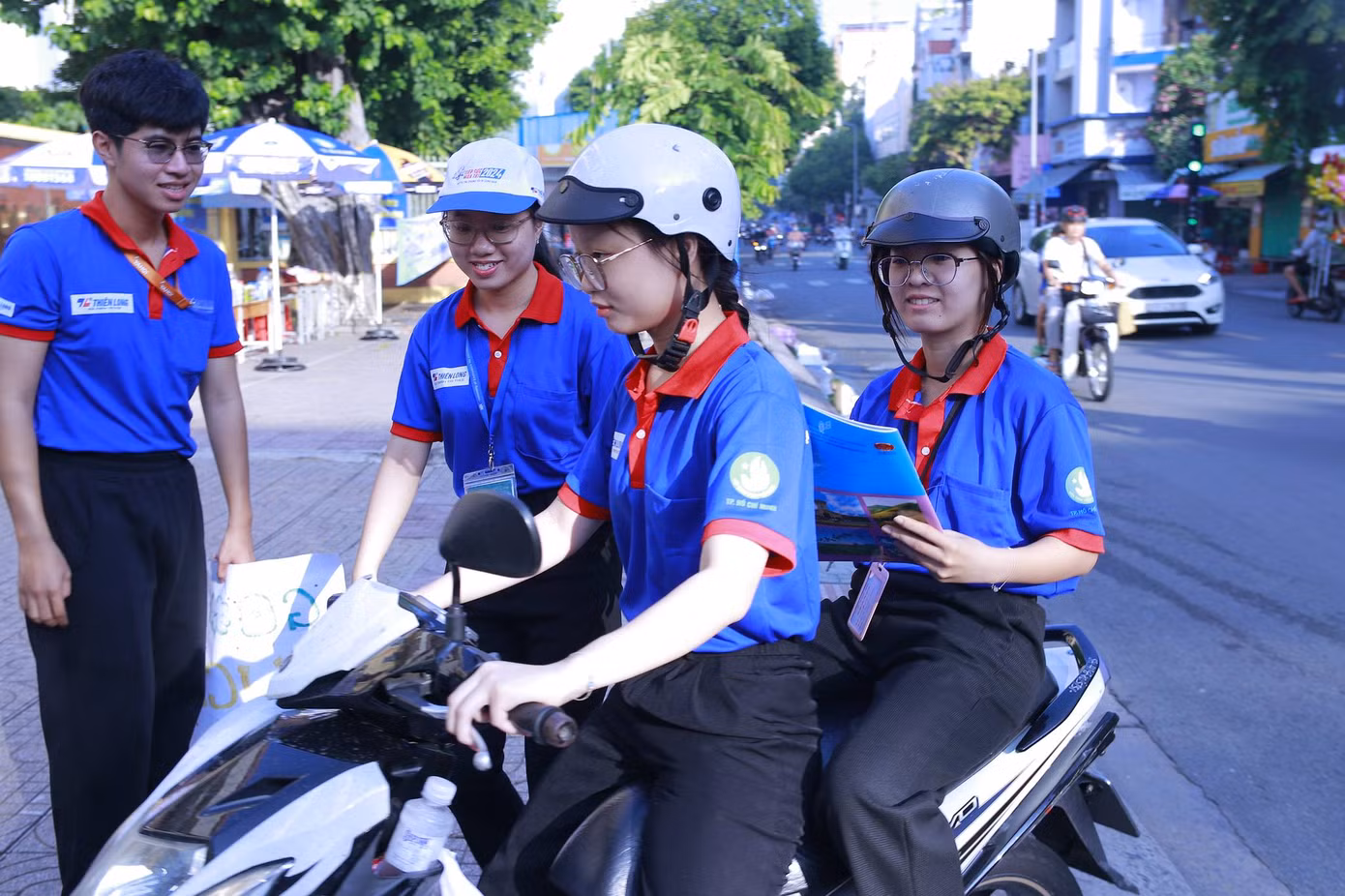 Lan Chi và đồng đội thấp thỏm trong suốt chặng đường đi vì sợ không kịp giờ làm bài của sĩ tử. Lan Chi và đồng đội thấp thỏm trong suốt chặng đường đi vì sợ không kịp giờ làm bài của sĩ tử.