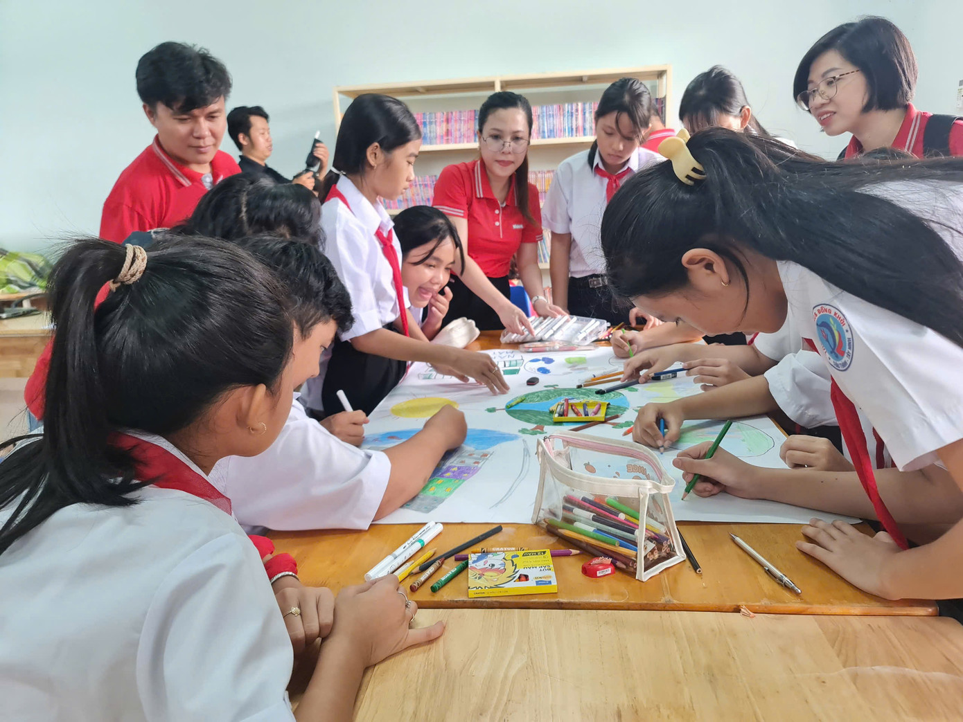 Bên cạnh các thiết bị hỗ trợ học tập, nhiều máy lạnh cũng được hỗ trợ để các bạn học sinh được học tập trong không gian mát mẻ. Bên cạnh các thiết bị hỗ trợ học tập, nhiều máy lạnh cũng được hỗ trợ để các bạn học sinh được học tập trong không gian mát mẻ.