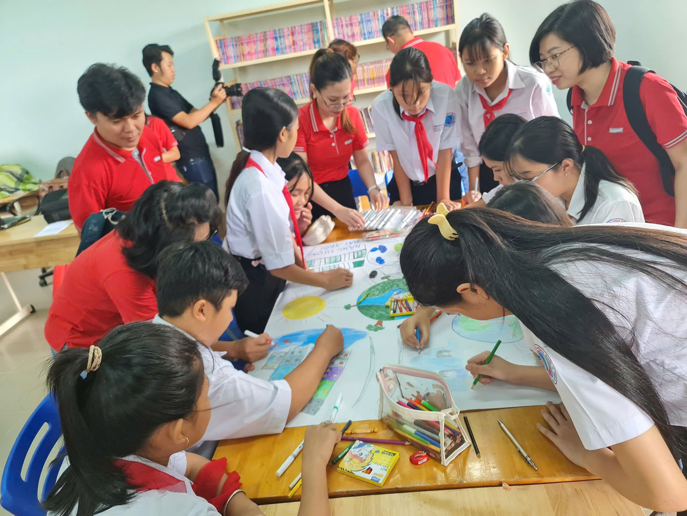 Bên cạnh các thiết bị hỗ trợ học tập, nhiều máy lạnh cũng được hỗ trợ để các bạn học sinh được học tập trong không gian mát mẻ. Bên cạnh các thiết bị hỗ trợ học tập, nhiều máy lạnh cũng được hỗ trợ để các bạn học sinh được học tập trong không gian mát mẻ.