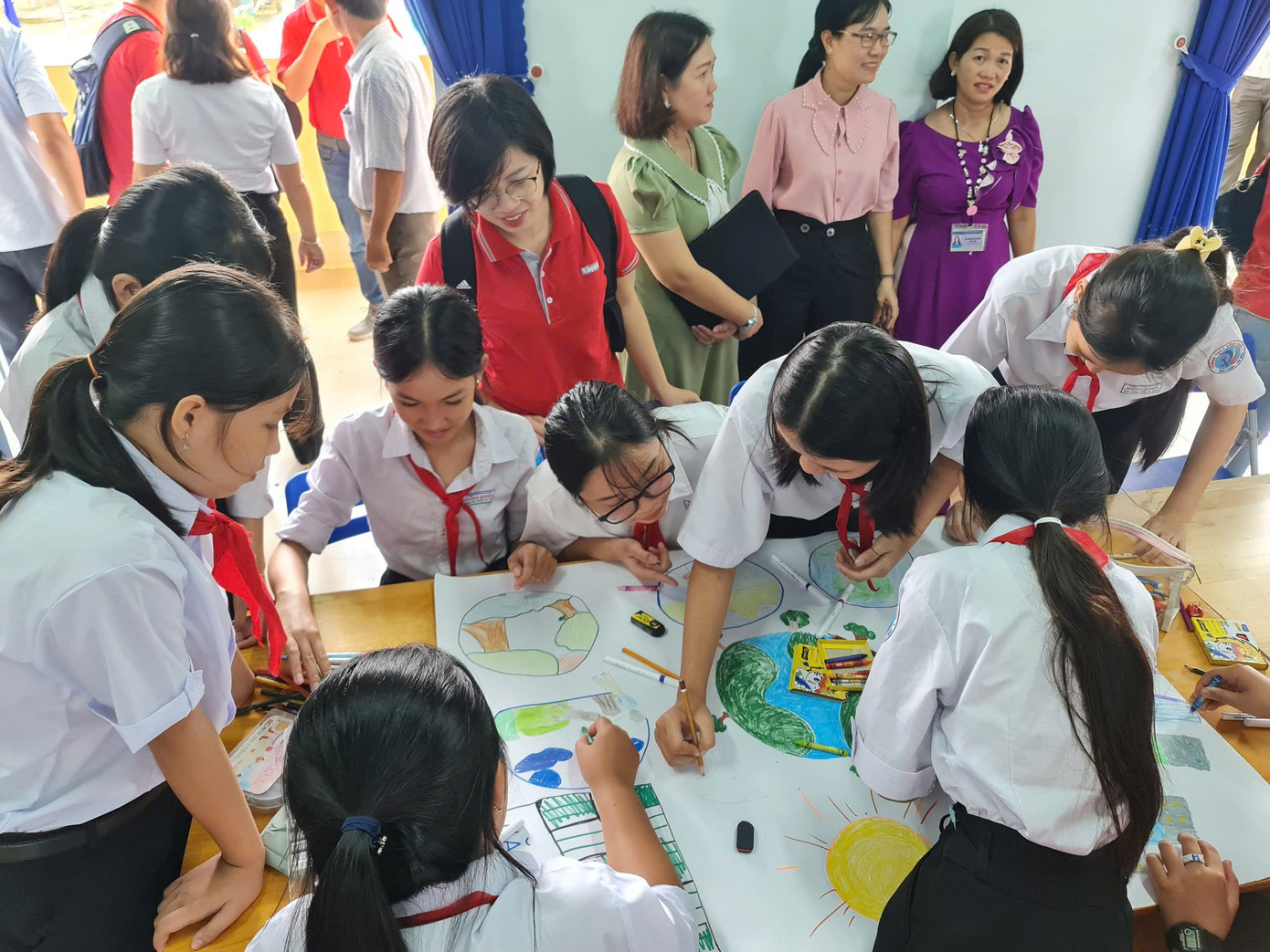 Bên cạnh các thiết bị hỗ trợ học tập, nhiều máy lạnh cũng được hỗ trợ để các bạn học sinh được học tập trong không gian mát mẻ. Bên cạnh các thiết bị hỗ trợ học tập, nhiều máy lạnh cũng được hỗ trợ để các bạn học sinh được học tập trong không gian mát mẻ.