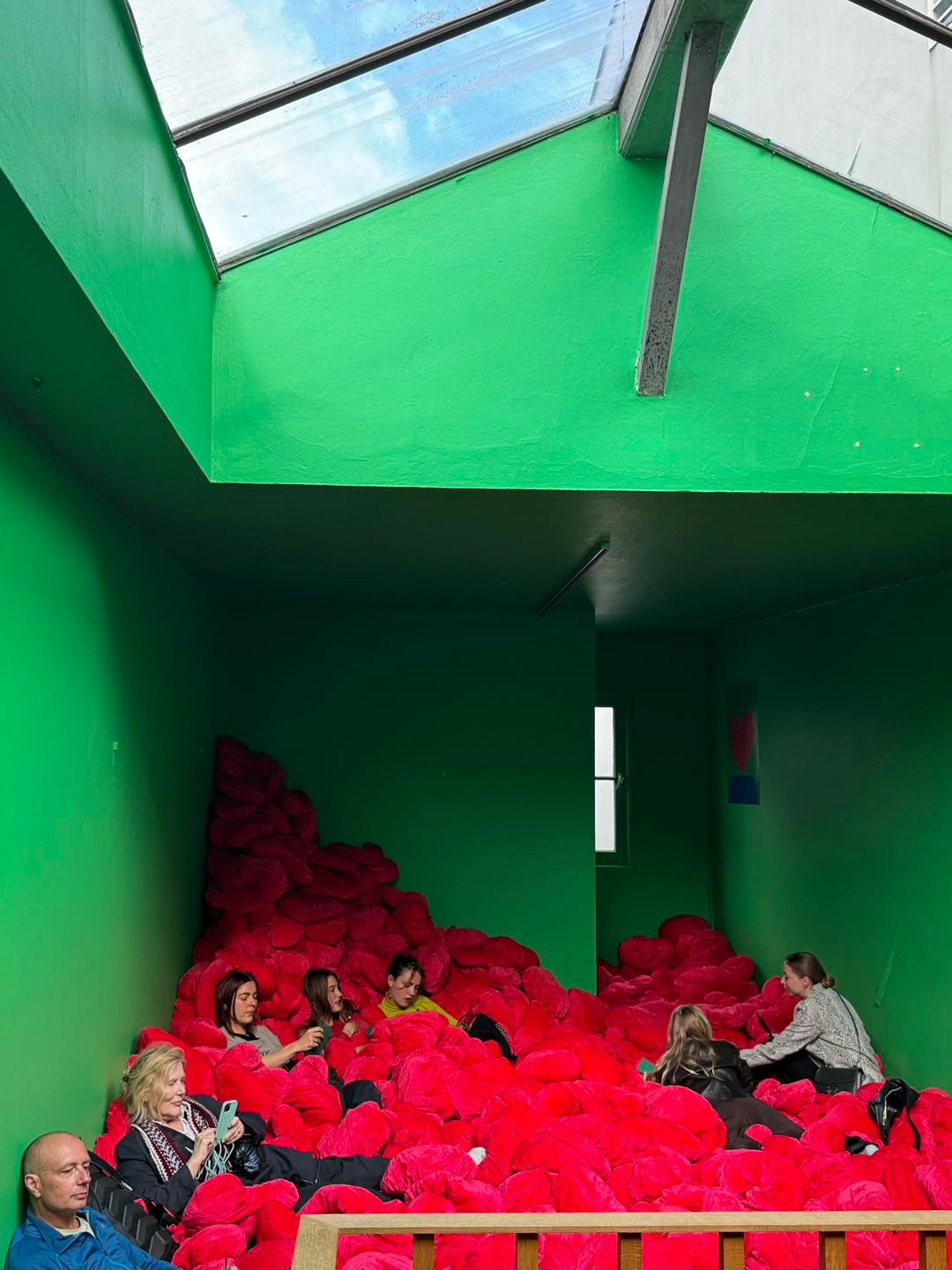 Hình ảnh được nam người mẫu đăng tải trên trang cá nhân về triển lãm hiện tại.