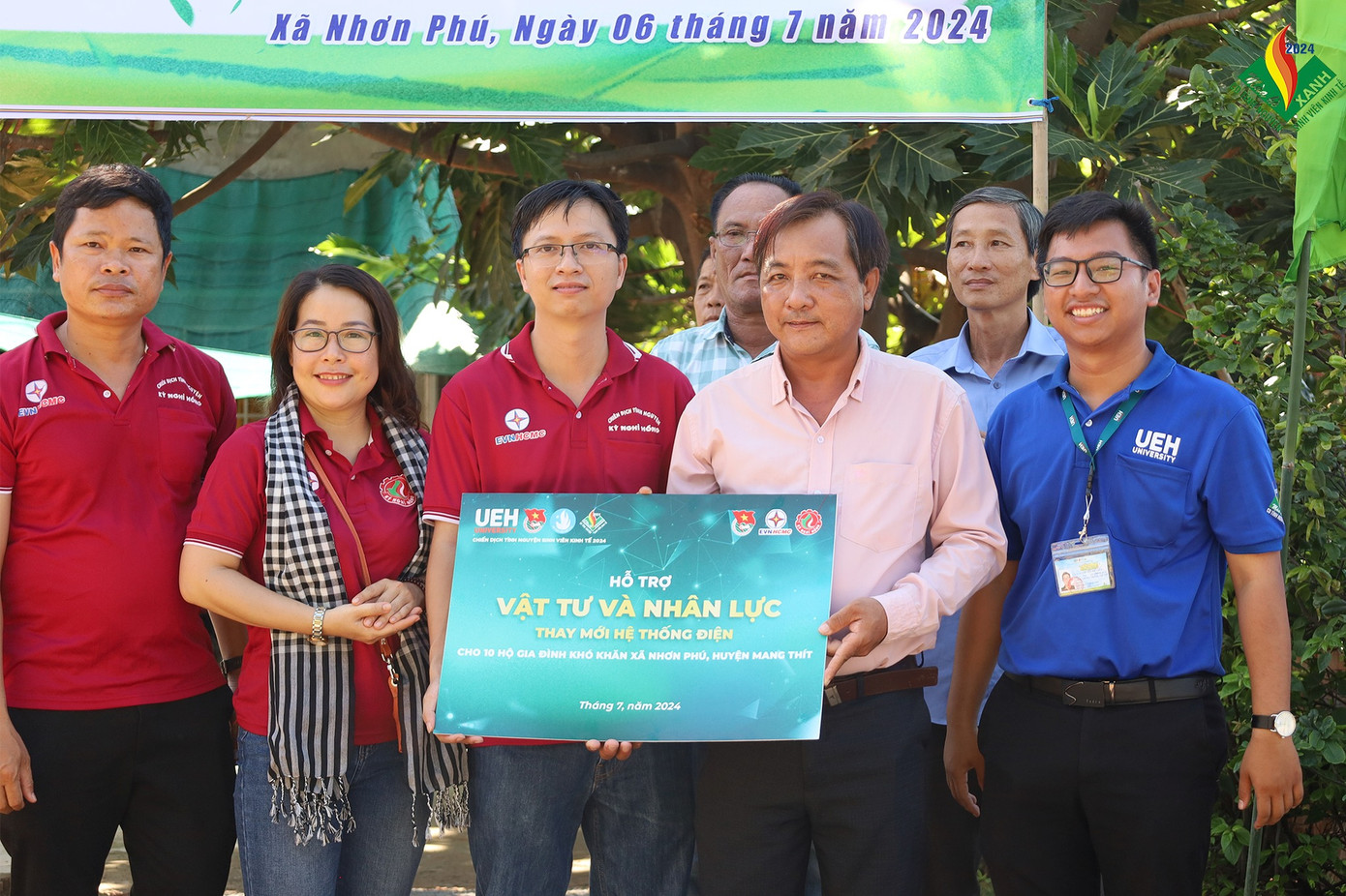 Các chiến sĩ Mùa hè xanh ĐH Kinh tế đã khởi động hoạt động hỗ trợ thay mới hệ thống điện cho 10 hộ gia đình khó khăn tại xã nhân ngày cao điểm “Chiến sĩ tình nguyện vì an sinh xã hội và sức khỏe cộng đồng”. Các chiến sĩ Mùa hè xanh ĐH Kinh tế đã khởi động hoạt động hỗ trợ thay mới hệ thống điện cho 10 hộ gia đình khó khăn tại xã nhân ngày cao điểm “Chiến sĩ tình nguyện vì an sinh xã hội và sức khỏe cộng đồng”.