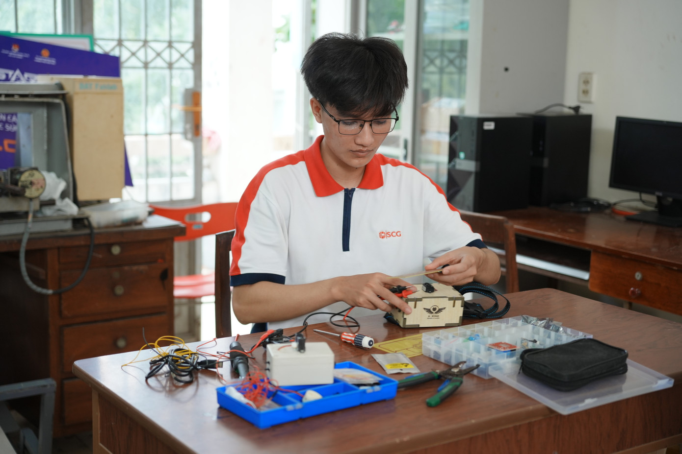 Các sáng kiến, hỗ trợ cho người khiếm thị (trái) hay nghiên cứu enzym từ rác hữu cơ (phải) đều là những thành quả của các sinh viên giành được học bổng Sharing the Dream.