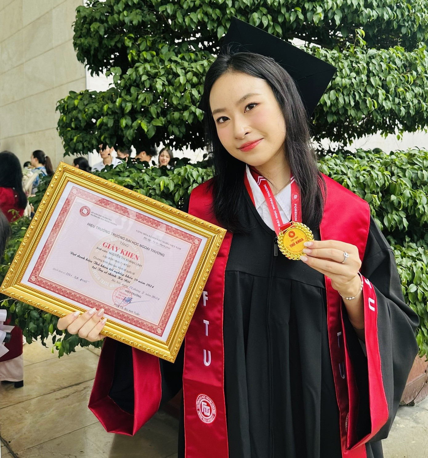 Cô cũng là đồng tác giả của 4 bài báo khoa học (2 bài được đăng trong các kỷ yếu hội thảo quốc tế, 1 bài đăng trên Tạp chí Kinh tế và Dự báo, 1 bài đăng trên tạp chí của trường). Cô cũng là đồng tác giả của 4 bài báo khoa học (2 bài được đăng trong các kỷ yếu hội thảo quốc tế, 1 bài đăng trên Tạp chí Kinh tế và Dự báo, 1 bài đăng trên tạp chí của trường).