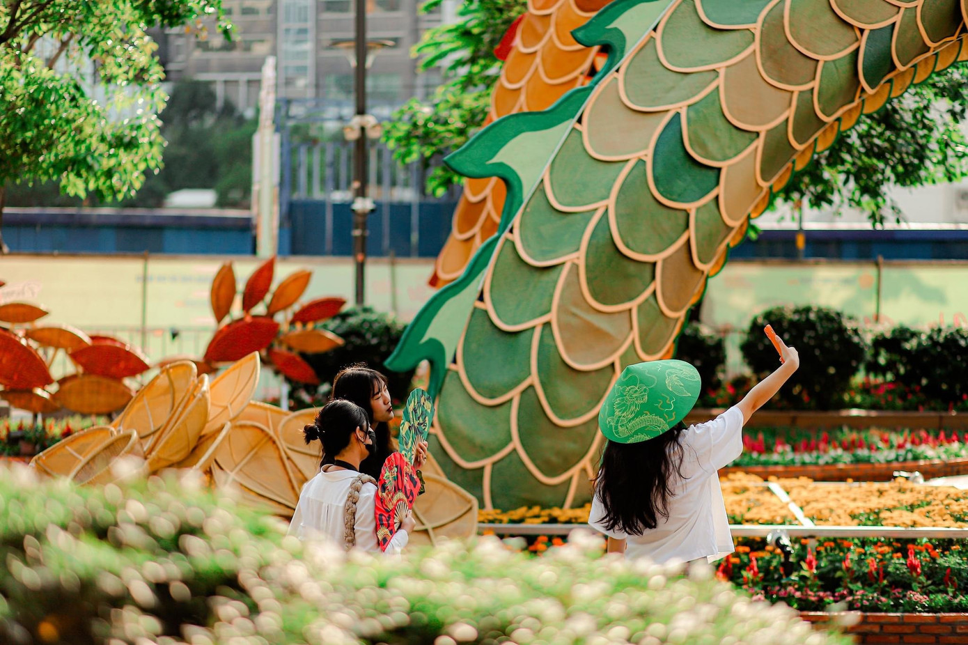 Rồng tại Đường hoa Nguyễn Huệ gây ấn tượng về cả thần thái và chất liệu. Ảnh: Tổng hợp.