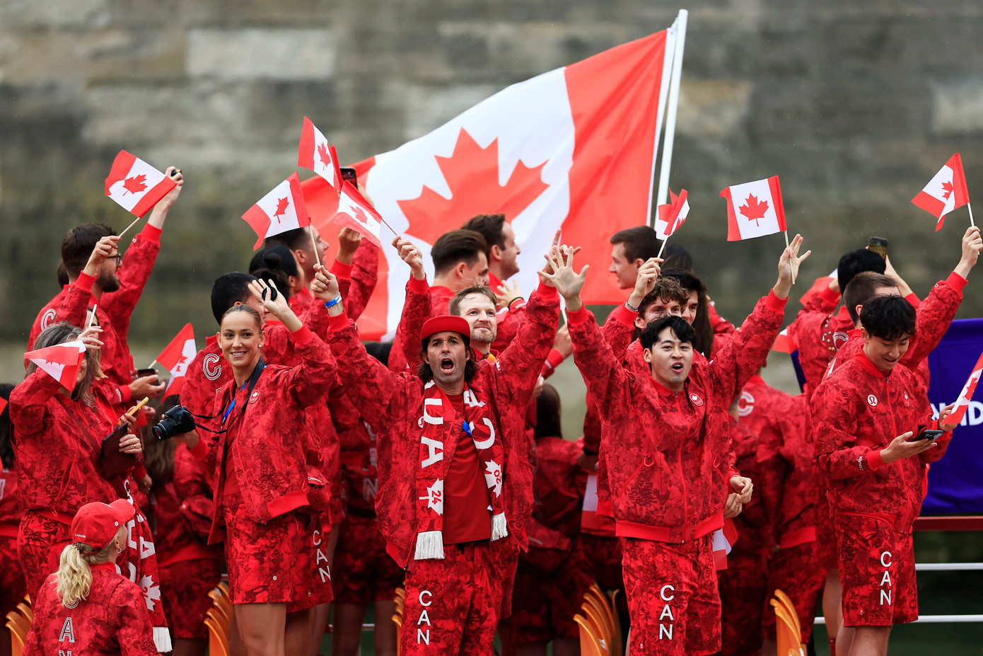 Trên dòng sông Seine, đoàn thể thao Canada đỏ rực một góc trời. Ảnh: Reuters. Trên dòng sông Seine, đoàn thể thao Canada đỏ rực một góc trời. Ảnh: Reuters.