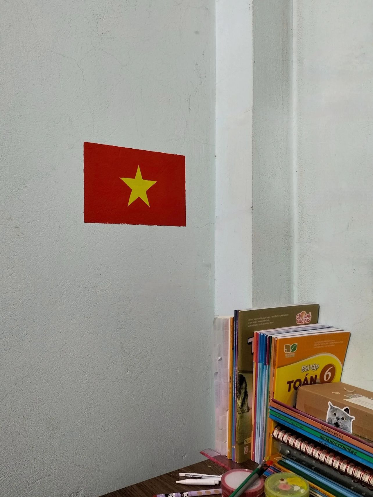 Những lá cờ được Gen Z vẽ ngay trong không gian học tập. Những lá cờ được Gen Z vẽ ngay trong không gian học tập.