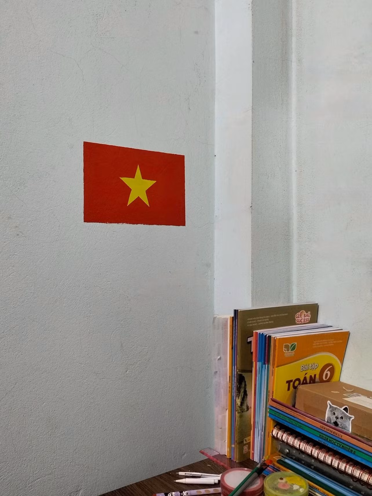 Những lá cờ được Gen Z vẽ ngay trong không gian học tập. Những lá cờ được Gen Z vẽ ngay trong không gian học tập.