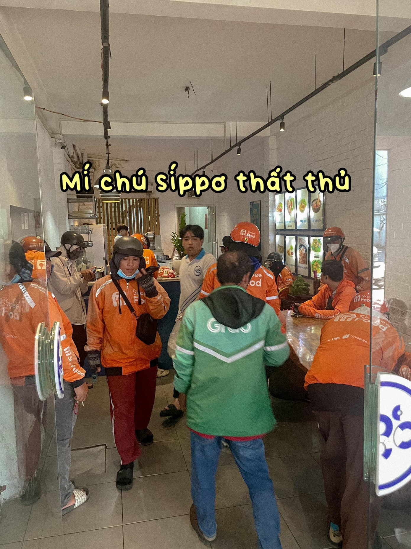 Lượng đơn đặt hàng mang đi cũng tăng cao đột biến khiến cửa hàng phải ngưng nhận khách dù chỉ mới 17h chiều. Ảnh chụp màn hình TikTok.