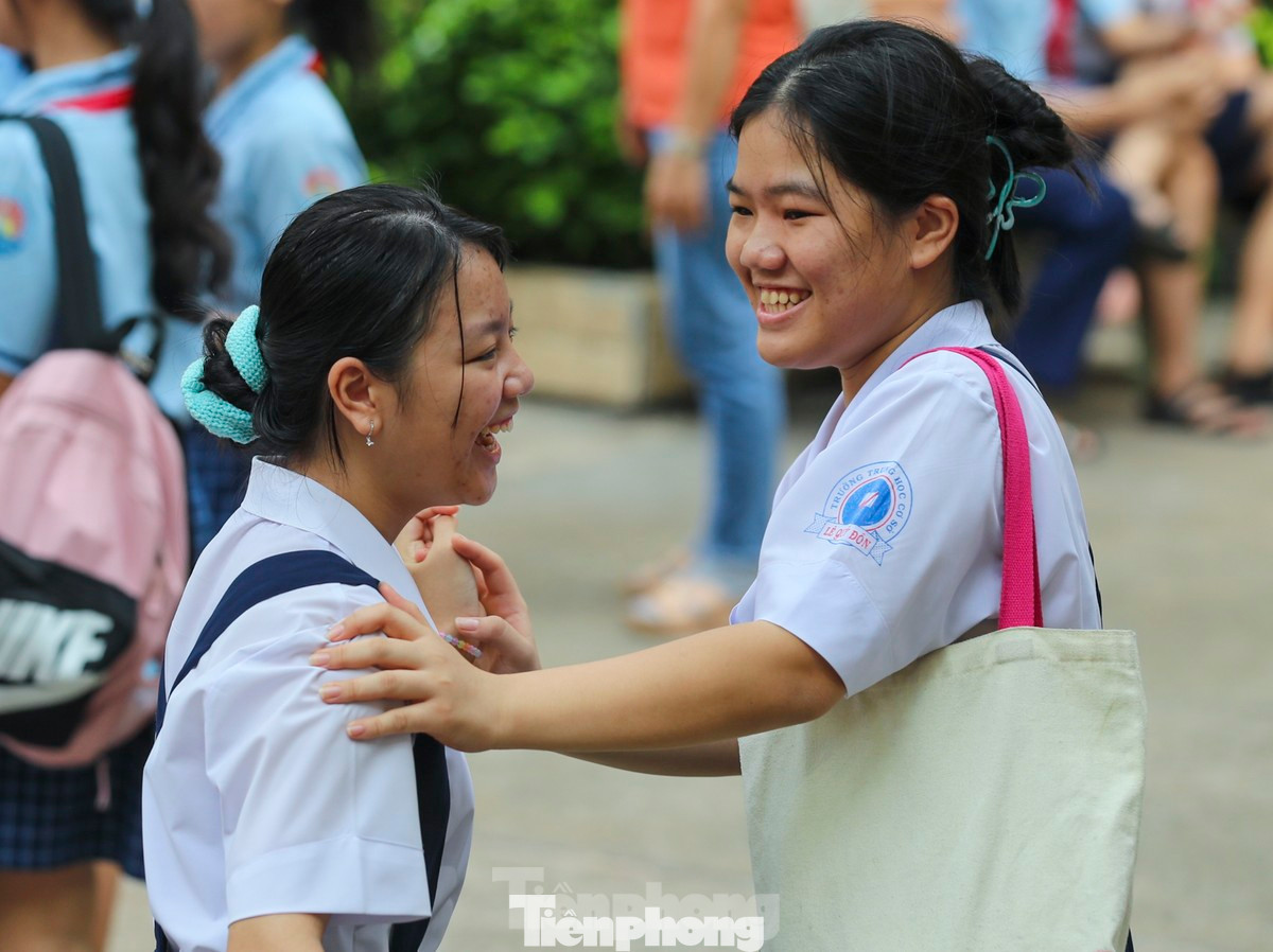 Sĩ tử 2K9 chúc nhau hoàn thành tốt bài thi môn Ngữ Văn. Ảnh: Duy Anh/TPO.