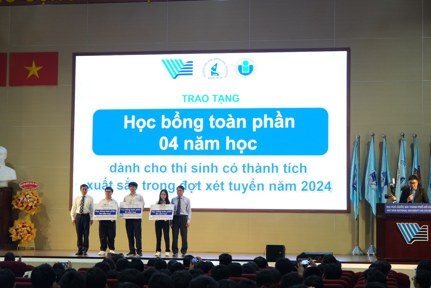 Với các teen đạt thành tích cao trong kỳ tuyển sinh 10, trong các kỳ thi quốc tế, trường dành tặng nhiều phần quà giá trị để cổ vũ tinh thần teen.