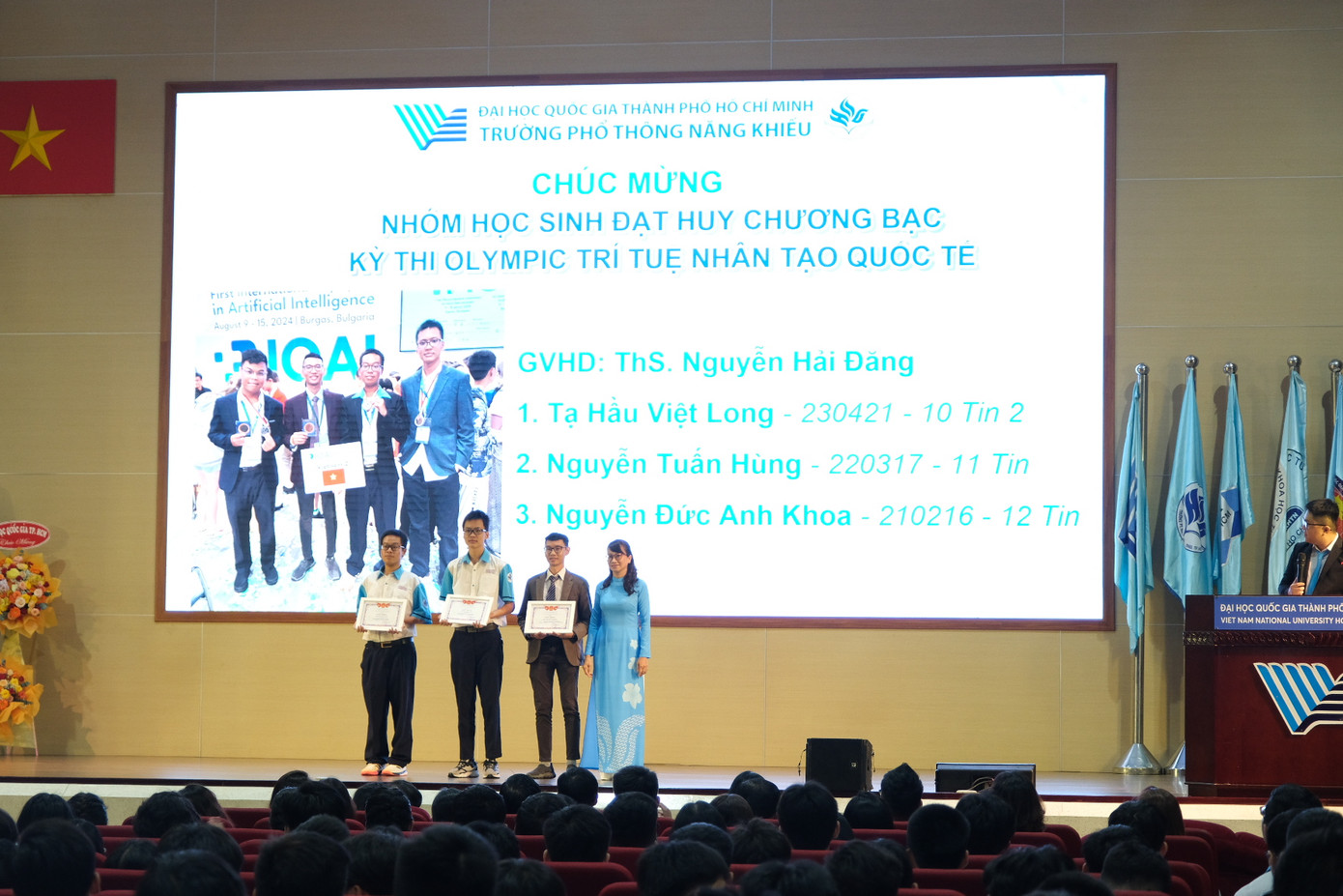 Với các teen đạt thành tích cao trong kỳ tuyển sinh 10, trong các kỳ thi quốc tế, trường dành tặng nhiều phần quà giá trị để cổ vũ tinh thần teen.