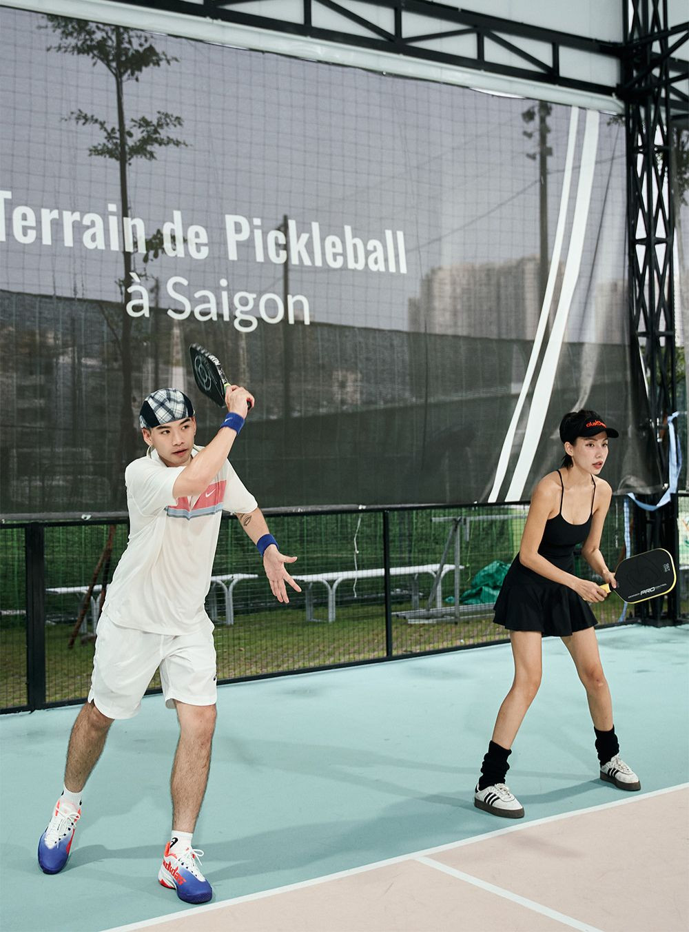 Pickleball "ghi điểm" với người chơi mới nhờ luật chơi, cách chơi đơn giản hơn so với các môn thể thao sử dụng vợt khác. Ảnh: Gigi Hương Giang. Pickleball "ghi điểm" với người chơi mới nhờ luật chơi, cách chơi đơn giản hơn so với các môn thể thao sử dụng vợt khác. Ảnh: Gigi Hương Giang.