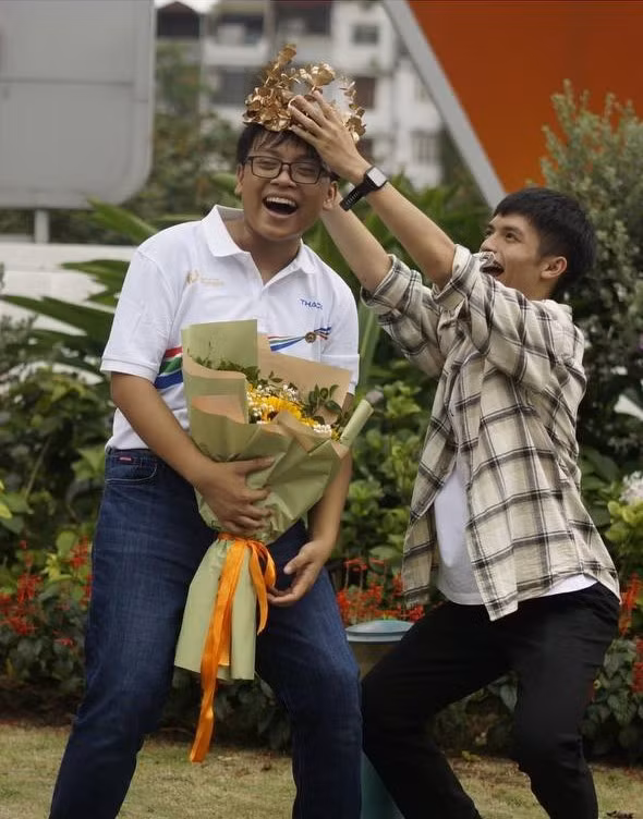 2 đại diện liên tiếp của Chuyên Quốc học Huế tại Olympia đã có màn ăn mừng thú vị trước thềm Chung kết năm. Ảnh: FBNV.