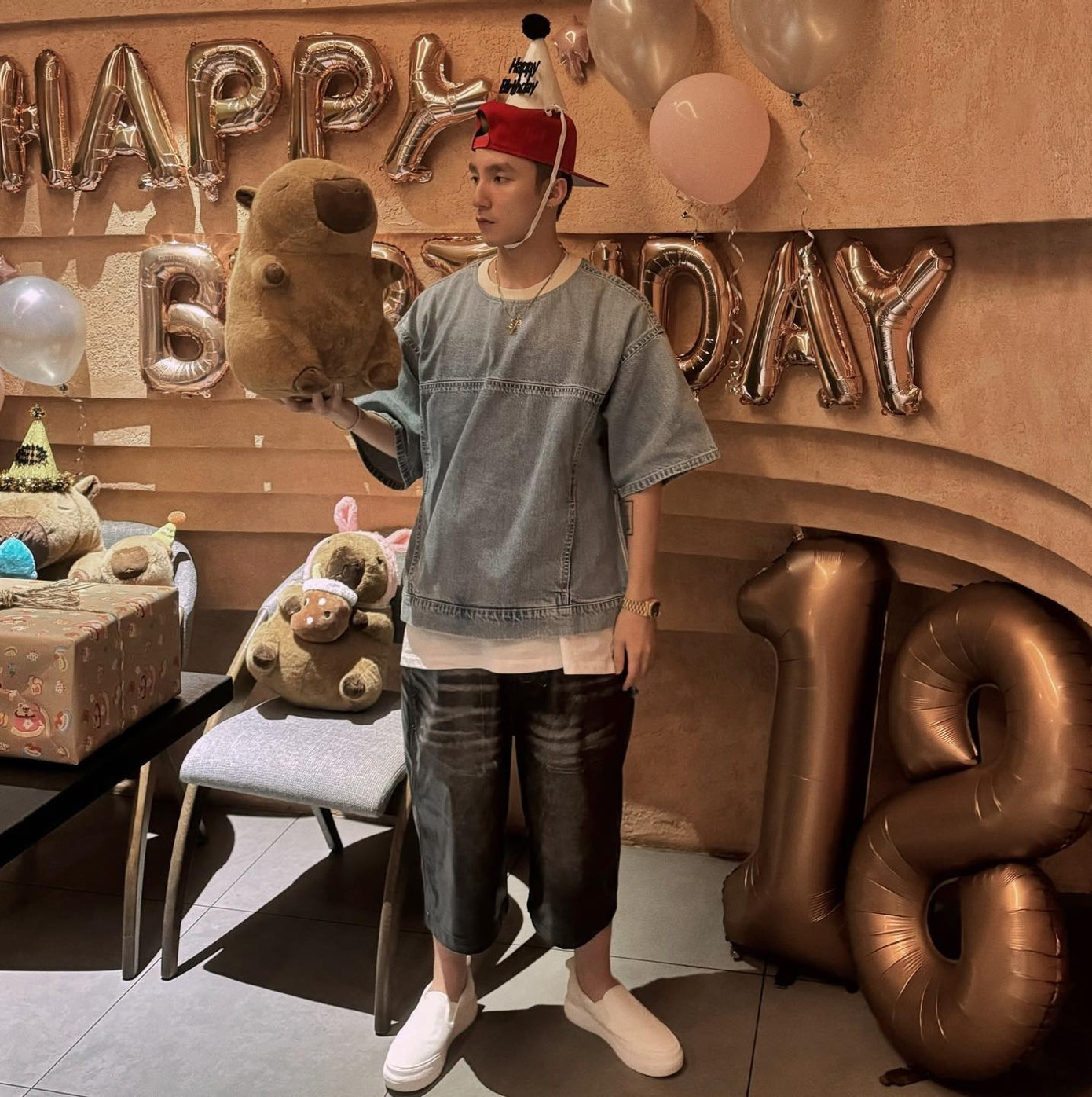 Sơn Tùng M-TP nay đã trở thành... "Capy-boss" khi sở hữu dàn "hậu cung" Capybara hùng hậu. Ảnh: FBNV.