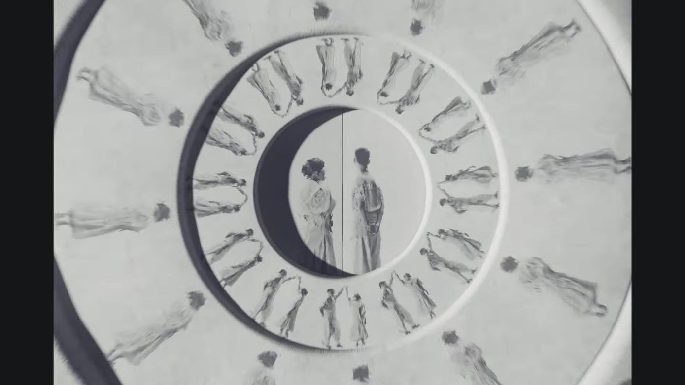 Một câu thơ khác trong bài thơ Đất Nước: "Khi hai đứa cầm tay/ Đất nước trong chúng ta hài hoà nồng thắm/ Khi chúng ta cầm tay mọi người/ Đất nước vẹn toàn to lớn."