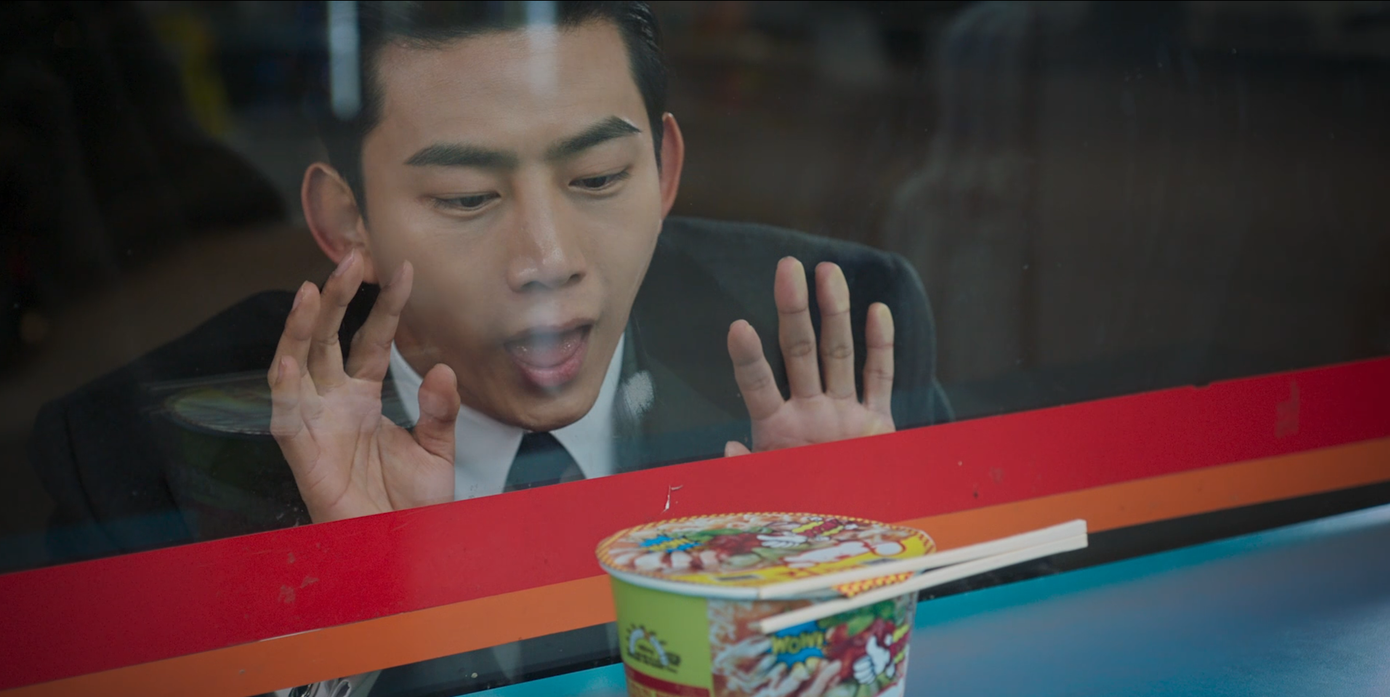 Các cửa hàng tiện lợi tăng doanh thu trong thời điểm người trẻ có nhiều sự quan tâm hơn đến tài chính cá nhân. Ảnh: Internet.