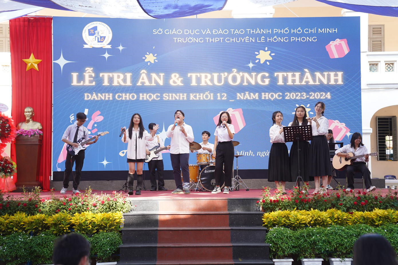 Các tiết mục văn nghệ đều do chính các câu lạc bộ, đội văn nghệ trình diễn. Ảnh: Trường THPT chuyên Lê Hồng Phong.