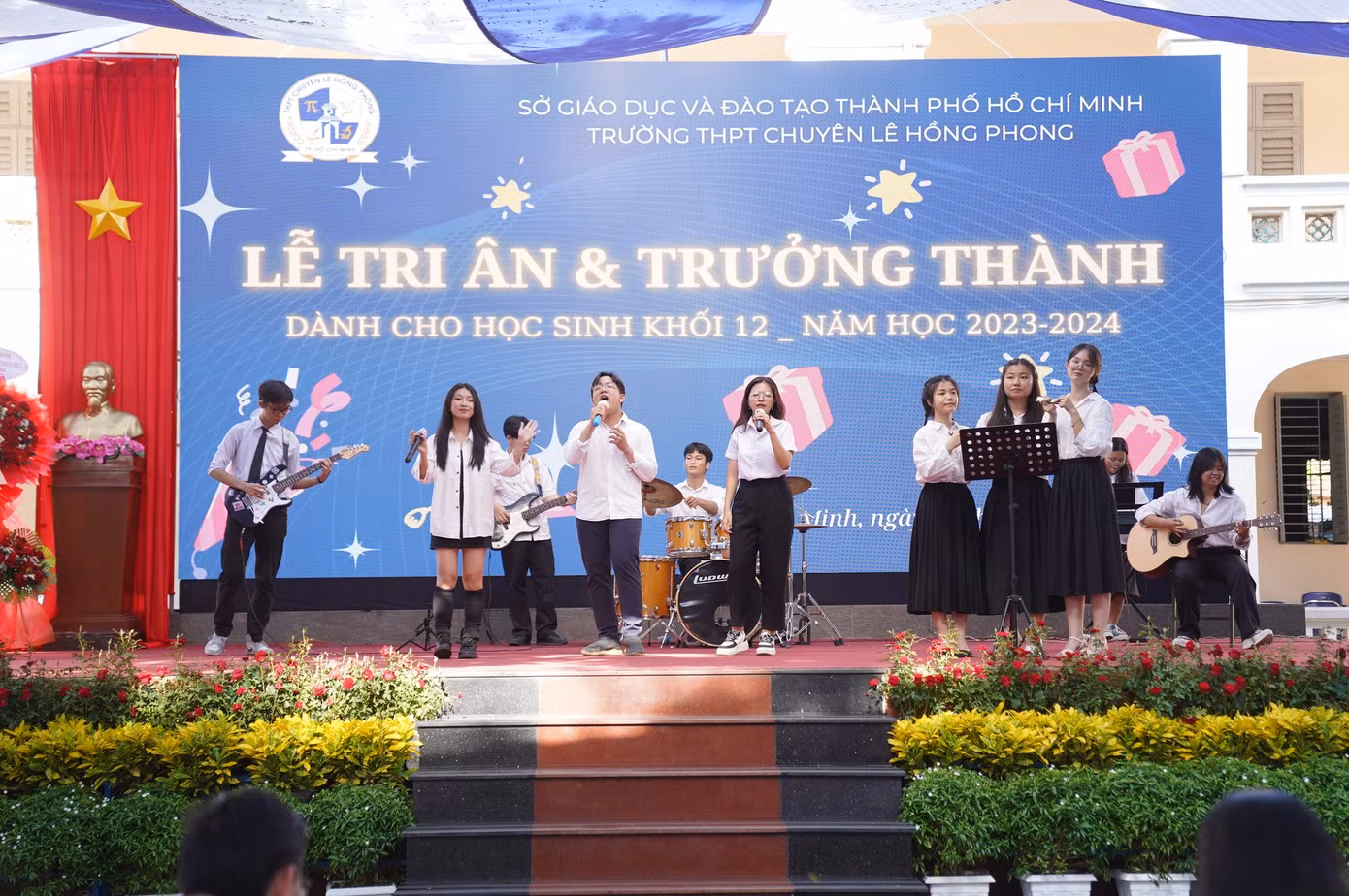 Các tiết mục văn nghệ đều do chính các câu lạc bộ, đội văn nghệ trình diễn. Ảnh: Trường THPT chuyên Lê Hồng Phong. Các tiết mục văn nghệ đều do chính các câu lạc bộ, đội văn nghệ trình diễn. Ảnh: Trường THPT chuyên Lê Hồng Phong.