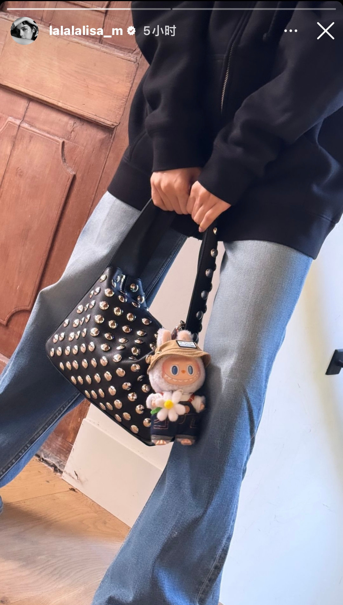 Trào lưu gắn Labubu lên túi xách trở nên phổ biến sau khi Lisa đăng tải lên mạng xã hội.