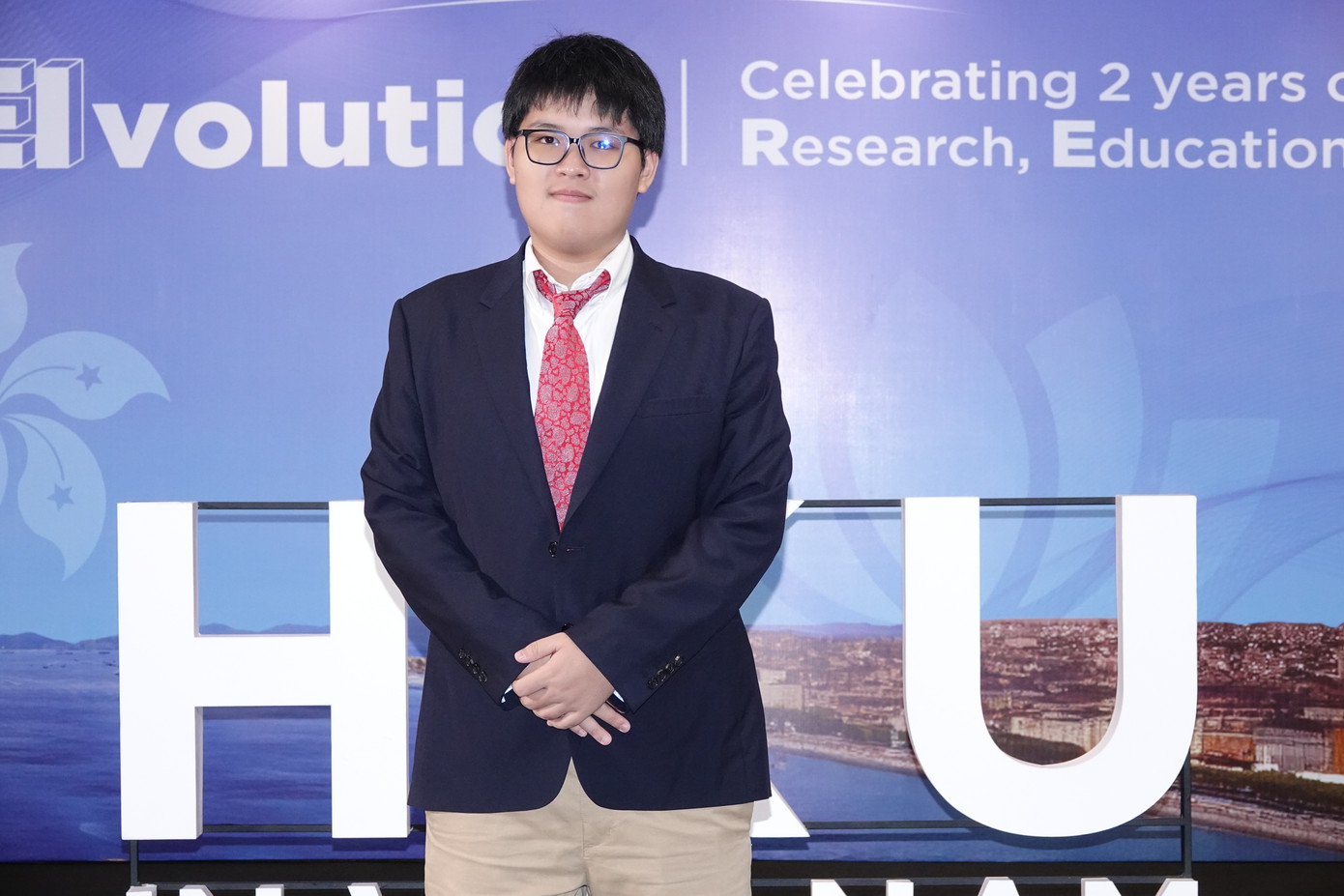 Tuấn Khanh cảm thấy may mắn vì được vào học tại ngôi trường nam sinh yêu thích. Tuấn Khanh cảm thấy may mắn vì được vào học tại ngôi trường nam sinh yêu thích.