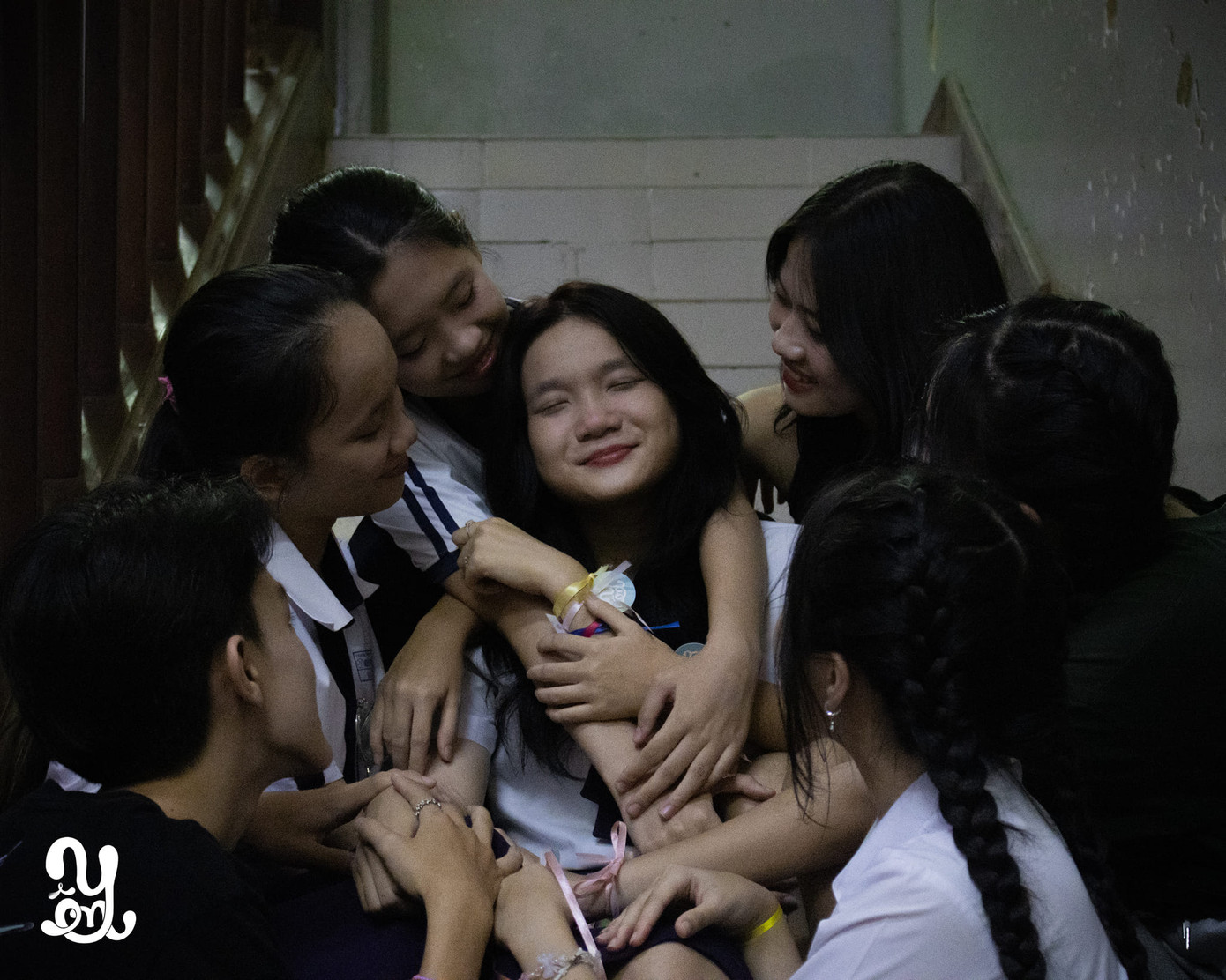 Truyền nến, trao ruy băng lại chính là khoảnh khắc xúc động khi teen được cùng nhau bày tỏ, tận hưởng những phút giây cuối cùng của thời học sinh đẹp đẽ. Ảnh: Chương trình Tri ân - Trưởng thành Minh Khai.