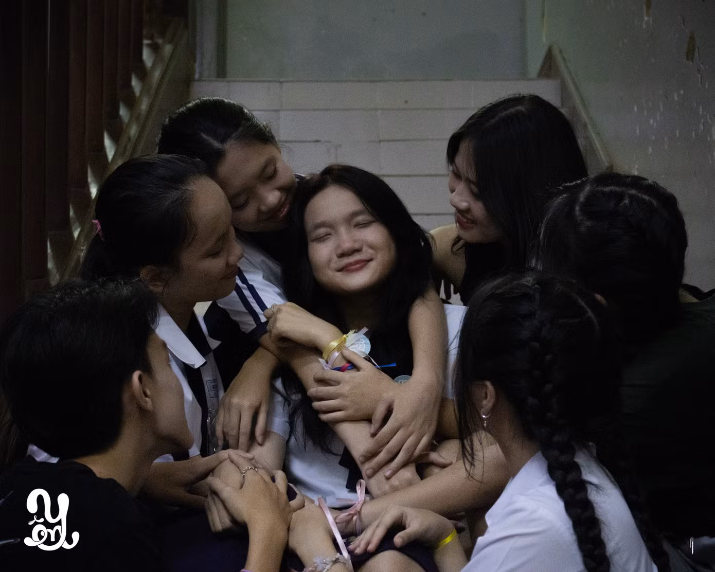 Truyền nến, trao ruy băng lại chính là khoảnh khắc xúc động khi teen được cùng nhau bày tỏ, tận hưởng những phút giây cuối cùng của thời học sinh đẹp đẽ. Ảnh: Chương trình Tri ân - Trưởng thành Minh Khai. Truyền nến, trao ruy băng lại chính là khoảnh khắc xúc động khi teen được cùng nhau bày tỏ, tận hưởng những phút giây cuối cùng của thời học sinh đẹp đẽ. Ảnh: Chương trình Tri ân - Trưởng thành Minh Khai.