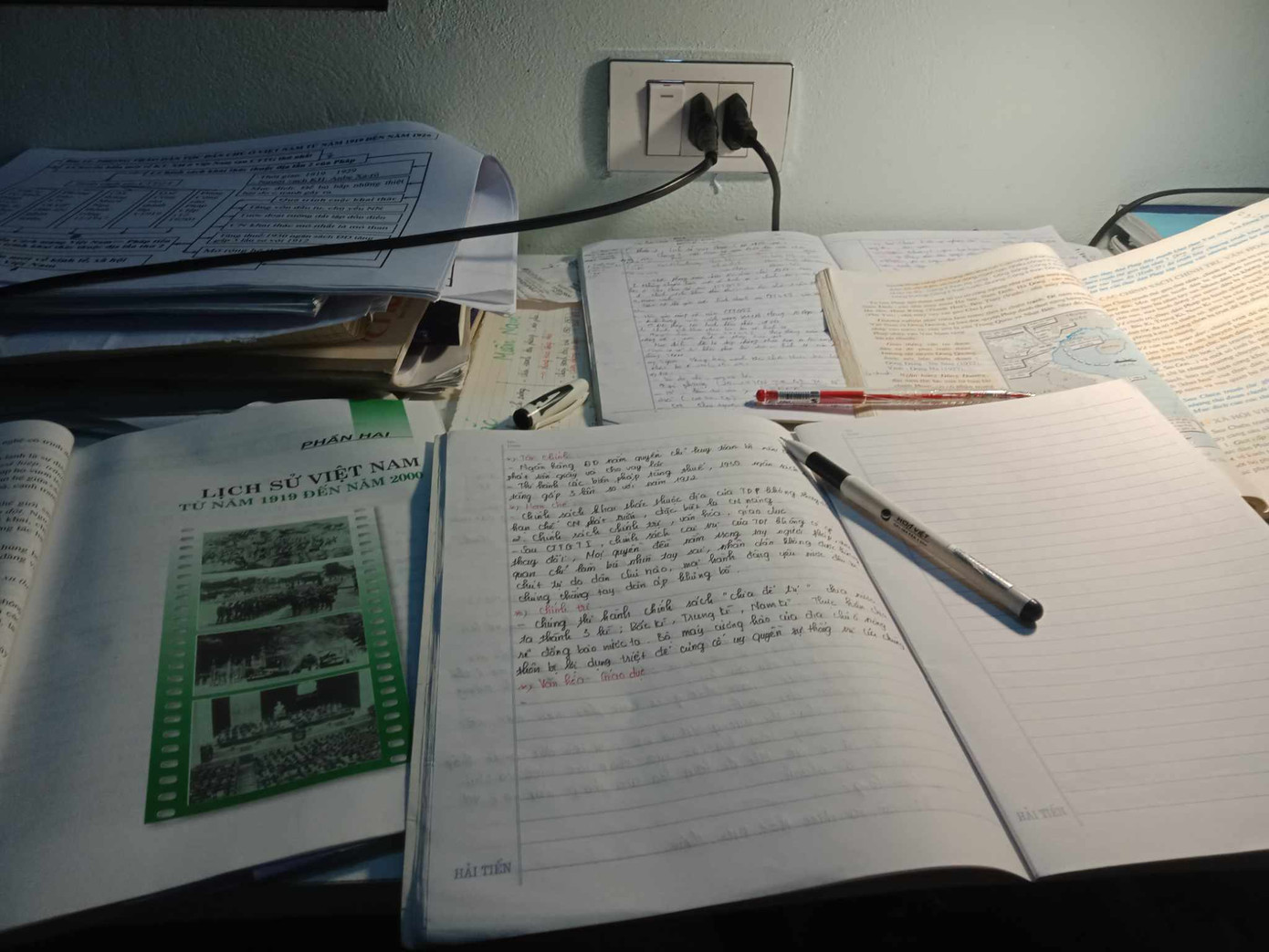 Mai Khuyên dành khá nhiều thời gian để tổng hợp lại kiến thức. Ảnh: NVCC