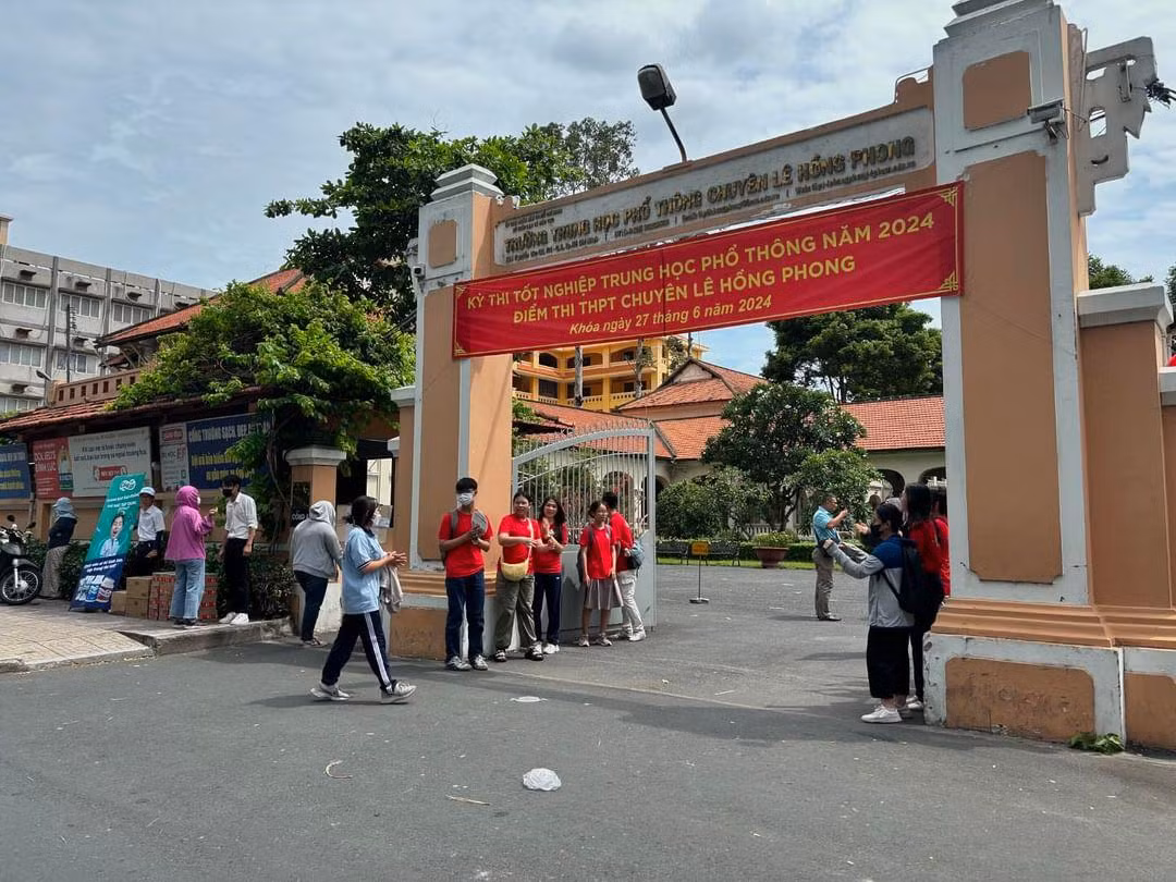 Điểm thi trường THPT chuyên Lê Hồng Phong ghi nhận những thí sinh đầu tiên đến lúc 13h30. Ảnh: Nguyễn Dũng.