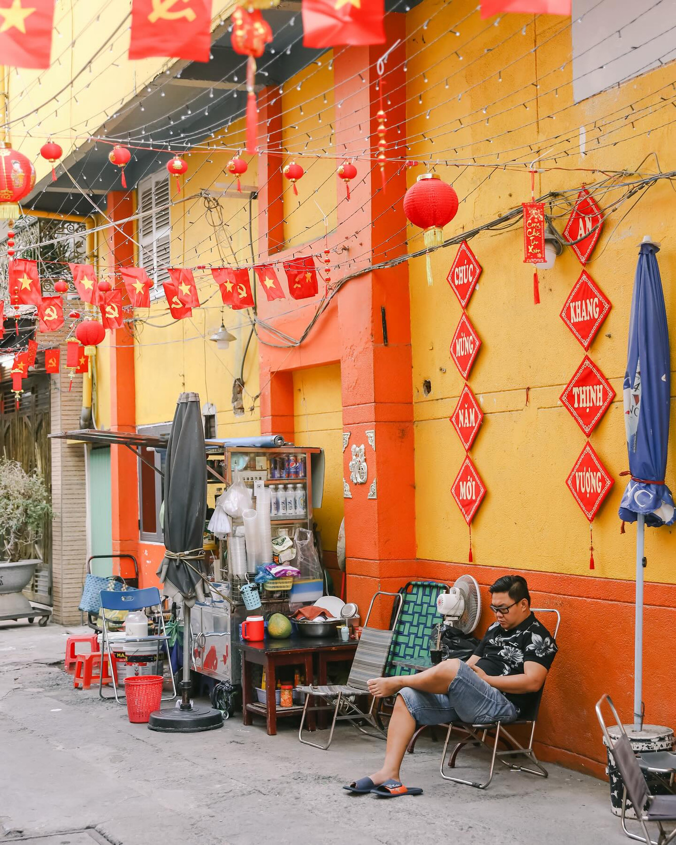 Hình ảnh rực rỡ khắp các con hẻm cũng là tín hiệu khiến Gen Z náo nức mỗi mùa Tết về. Ảnh tổng hợp từ nhiều nguồn