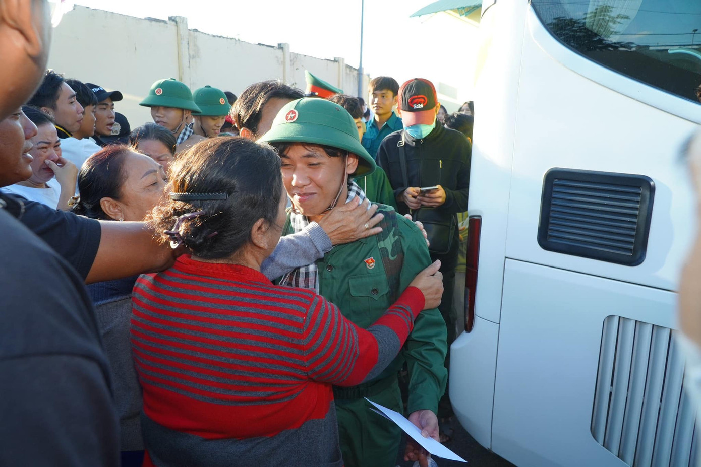 Những chiếc ôm của người thân sẽ là động lực to lớn cho các tân binh. Những chiếc ôm của người thân sẽ là động lực to lớn cho các tân binh.