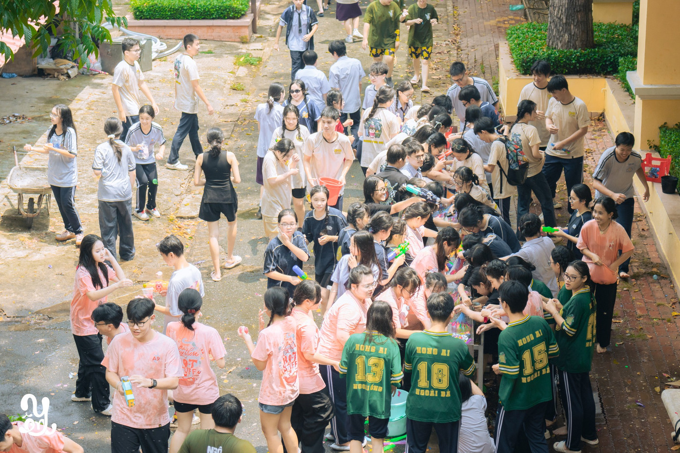 Với chiếc áo lớp rực rỡ, teen Minh Khai đã có một ngày "ra trường" vui quên lối về. Ảnh: Chương trình Tri ân - Trưởng thành Minh Khai.