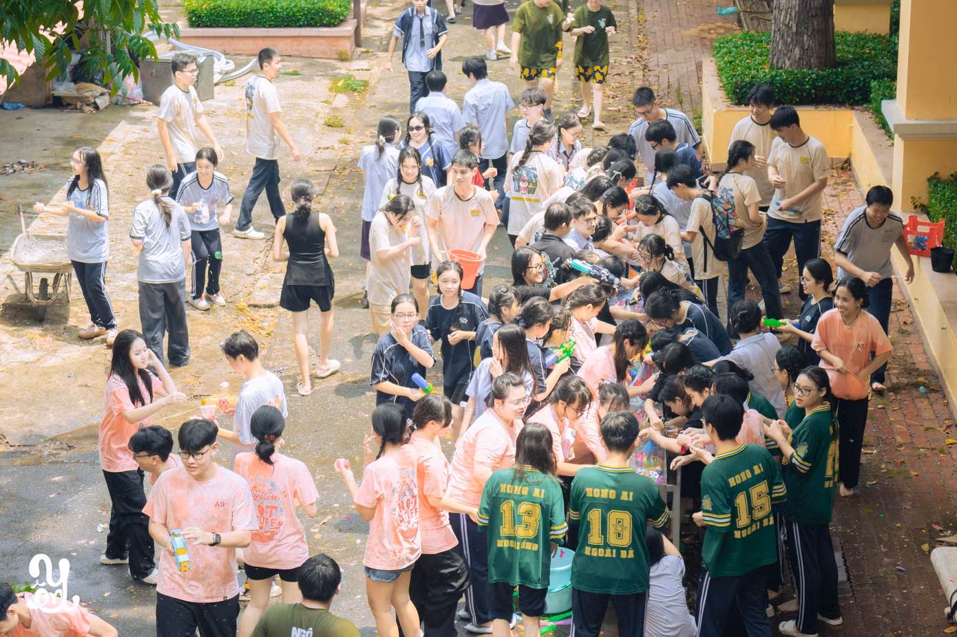 Với chiếc áo lớp rực rỡ, teen Minh Khai đã có một ngày "ra trường" vui quên lối về. Ảnh: Chương trình Tri ân - Trưởng thành Minh Khai. Với chiếc áo lớp rực rỡ, teen Minh Khai đã có một ngày "ra trường" vui quên lối về. Ảnh: Chương trình Tri ân - Trưởng thành Minh Khai.