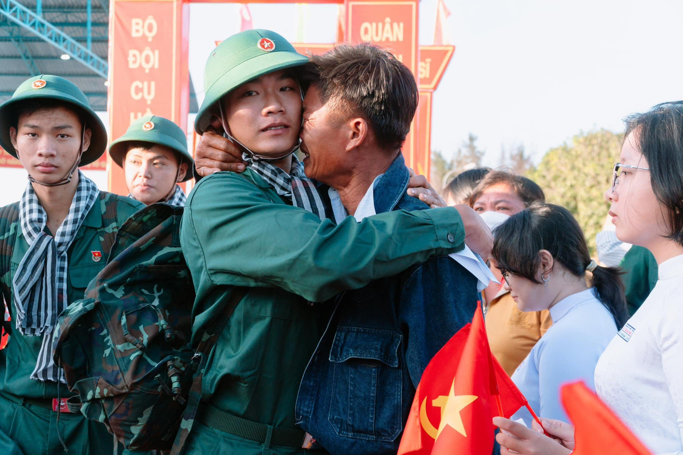 Nhiều bậc phụ huynh bịn rịn tiễn con lên đường. Nhiều bậc phụ huynh bịn rịn tiễn con lên đường.