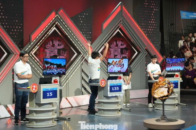 Phú Đức gây choáng khi kết thúc phần thi Vượt chướng ngại vật chỉ sau 2 phút. Phú Đức gây choáng khi kết thúc phần thi Vượt chướng ngại vật chỉ sau 2 phút.