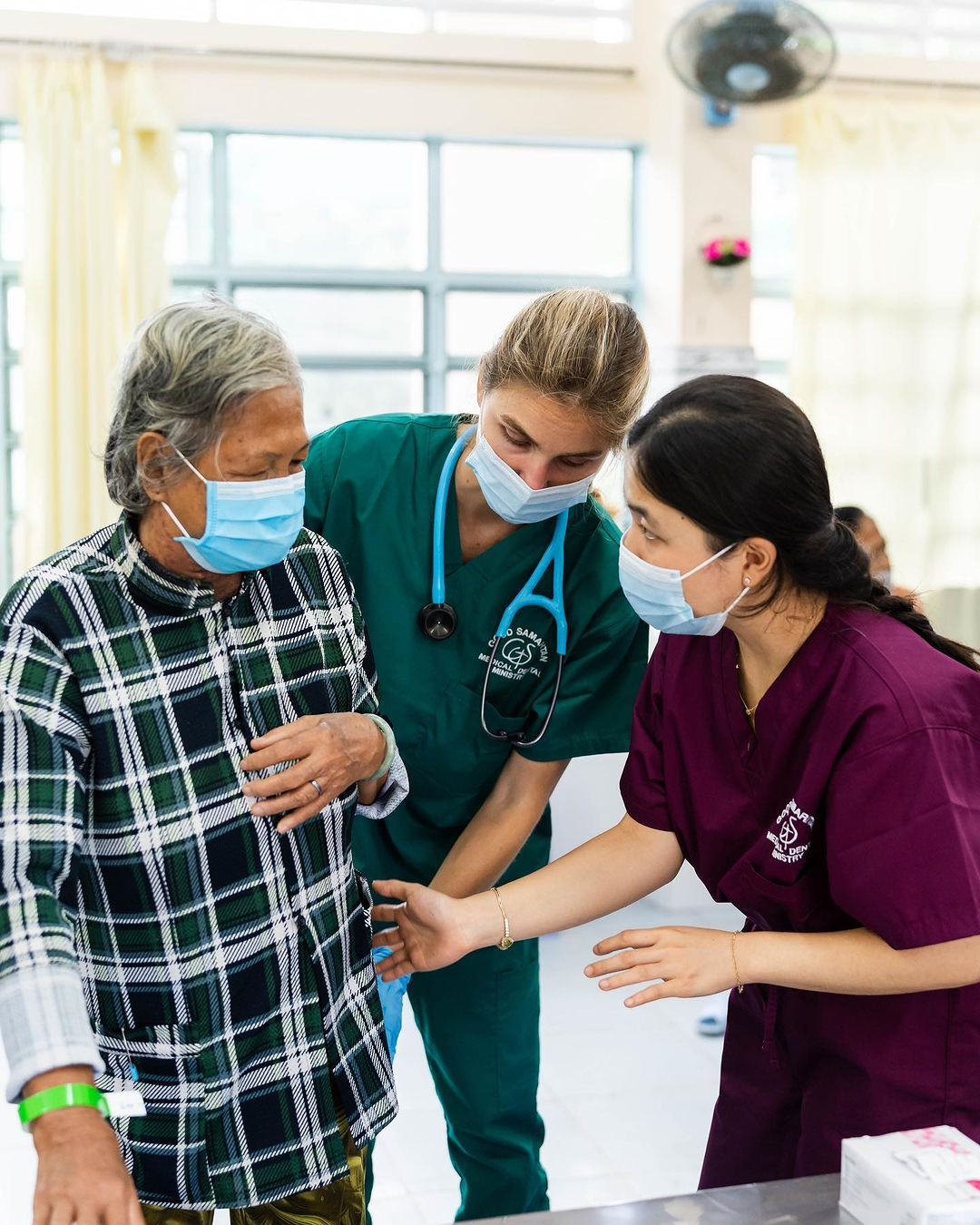 7 năm xa gia đình để theo đuổi ước mơ, năm 2024 sẽ đánh dấu một cột mốc mới trong hành trình theo đuổi nghề Y của Quỳnh Như (áo tím). Ảnh: NVCC 7 năm xa gia đình để theo đuổi ước mơ, năm 2024 sẽ đánh dấu một cột mốc mới trong hành trình theo đuổi nghề Y của Quỳnh Như (áo tím). Ảnh: NVCC