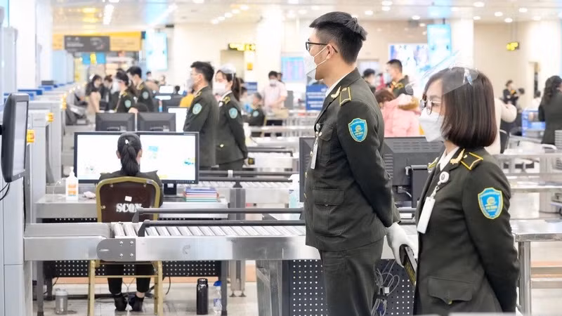 Không phải ngẫu nhiên mà các khu vực tại sân bay có những yêu cầu khắt khe với hành khách. Ảnh: Minh Trang. Không phải ngẫu nhiên mà các khu vực tại sân bay có những yêu cầu khắt khe với hành khách. Ảnh: Minh Trang.
