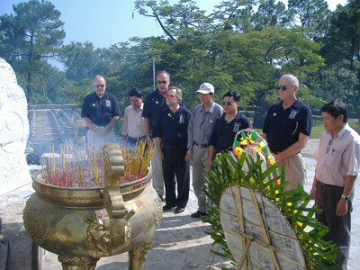 Đoàn VVA thắp hương tại Nghĩa trang Trường Sơn tháng 10-2007 Ảnh: B.V.N