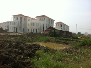 Mới đây, hàng trăm khách hàng mua nhà tại dự án Spendora buộc phải tụ tập nhau lại, treo băng rôn biểu ngữ trước trung tâm bán hàng dự án để buộc chủ đầu tư phải đối thoại trực tiếp. Mới đây, hàng trăm khách hàng mua nhà tại dự án Spendora buộc phải tụ tập nhau lại, treo băng rôn biểu ngữ trước trung tâm bán hàng dự án để buộc chủ đầu tư phải đối thoại trực tiếp