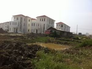 Mới đây, hàng trăm khách hàng mua nhà tại dự án Spendora buộc phải tụ tập nhau lại, treo băng rôn biểu ngữ trước trung tâm bán hàng dự án để buộc chủ đầu tư phải đối thoại trực tiếp