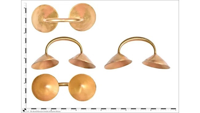 Chiếc kẹp bằng vàng có lẽ đã được sử dụng để giữ quần áo lại với nhau. (Ảnh:The Trustees of the British Museum) Chiếc kẹp bằng vàng có lẽ đã được sử dụng để giữ quần áo lại với nhau. (Ảnh:The Trustees of the British Museum)