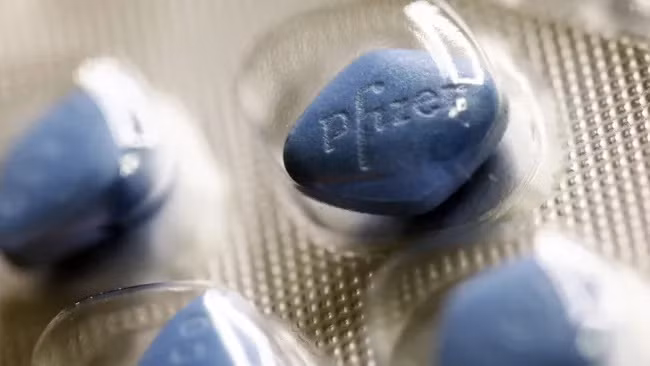 Viên thuốc màu xanh Viagra của hãng dược phẩm Mỹ pfizer được cho là cứu cánh cho các đấng mày râu. (Ảnh: Bloomberg) Viên thuốc màu xanh Viagra của hãng dược phẩm Mỹ pfizer được cho là cứu cánh cho các đấng mày râu. (Ảnh: Bloomberg)