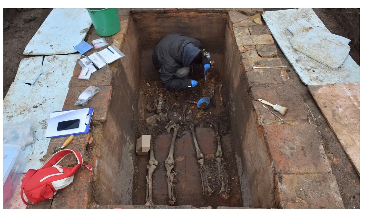 Ngôi mộ mới được khai quật trong vườn của người nông dân Bulgaria. (Ảnh: Kalin Chakarov)