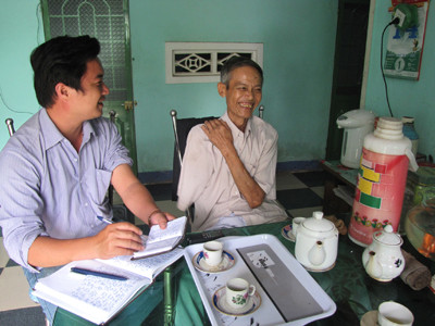 Ông Nguyễn Quang Hùng (phải) hiện nay