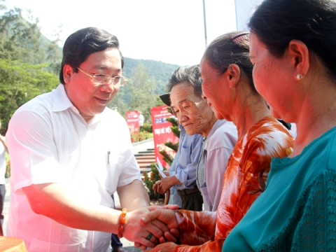 Tặng quà cho các cựu tù và gia đình chính sách tại huyện đảo Côn Đảo