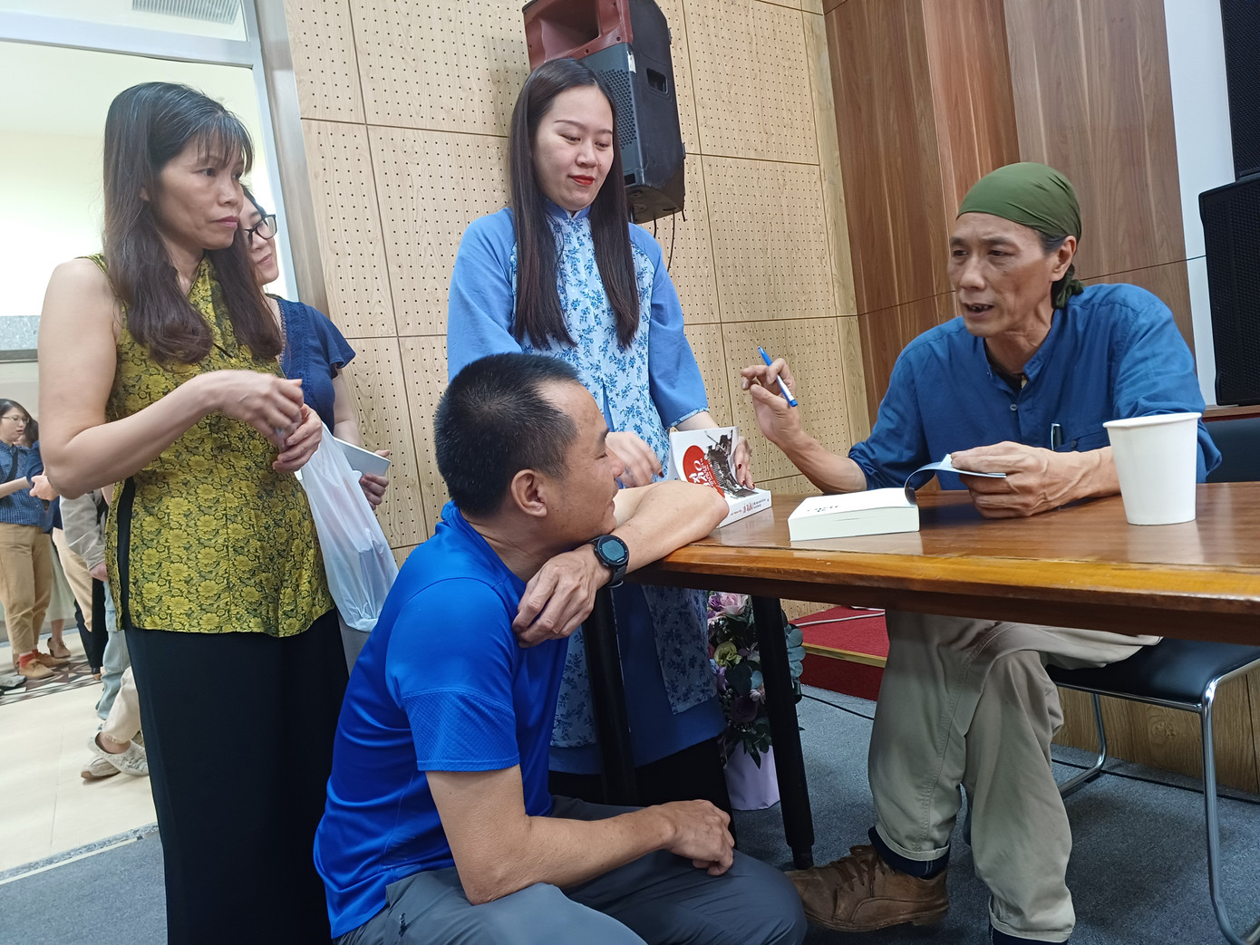 Tác giả Bùi Trọng Hiền và bạn đọc. Ảnh: N.M.Hà Tác giả Bùi Trọng Hiền và bạn đọc. Ảnh: N.M.Hà