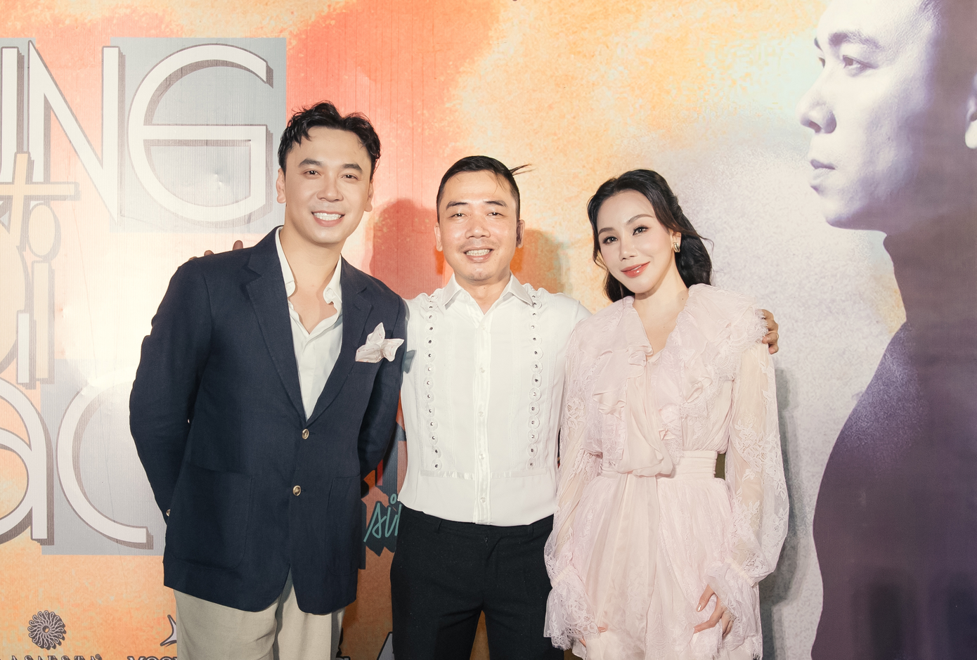 Lê Việt Anh bên cạnh nhạc sĩ Đỗ Bảo và đàn chị Hồ Quỳnh Hương. Ảnh: NVCC.