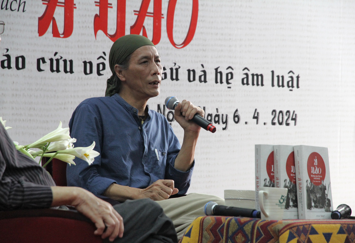 Tác giả Bùi Trọng Hiền phải vượt qua nhiều vấn đề về sức khỏe để hoàn tất công trình nghiên cứu để đời về hát ả đào. Ảnh: N.M.Hà Tác giả Bùi Trọng Hiền phải vượt qua nhiều vấn đề về sức khỏe để hoàn tất công trình nghiên cứu để đời về hát ả đào. Ảnh: N.M.Hà