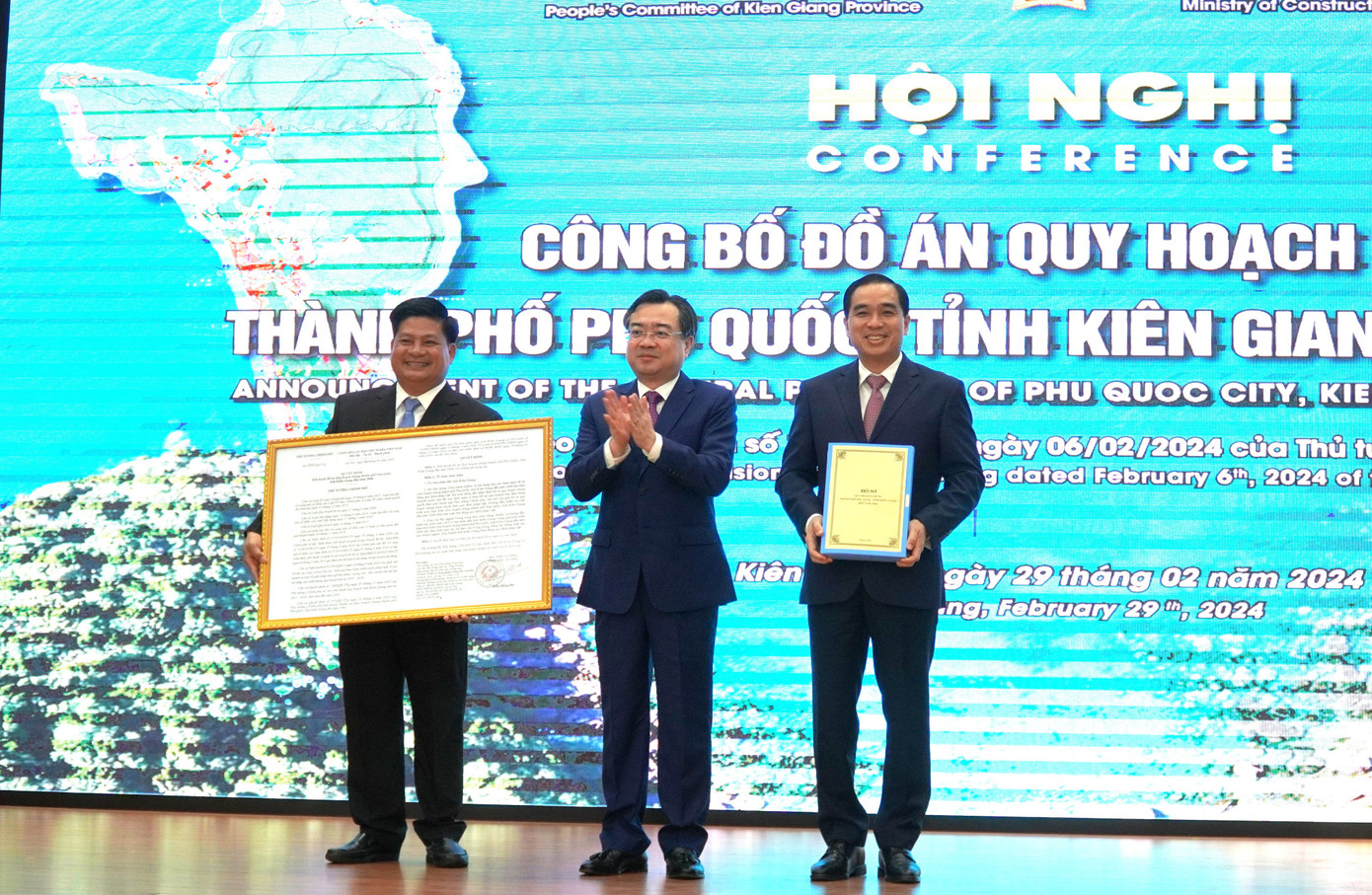 Ông Nguyễn Thanh Nghị - Bộ trưởng Bộ Xây dựng, trao quyết định của Thủ tướng phê duyệt quy TP. Phú Quốc đến năm 2040 cho lãnh đạo địa phương (Ảnh: N.Huy).