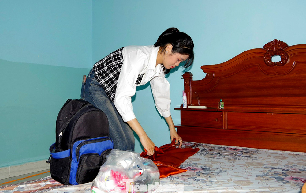 Phương Nhi thu xếp hành trang lên đường nhập ngũ. Phương Nhi thu xếp hành trang lên đường nhập ngũ.